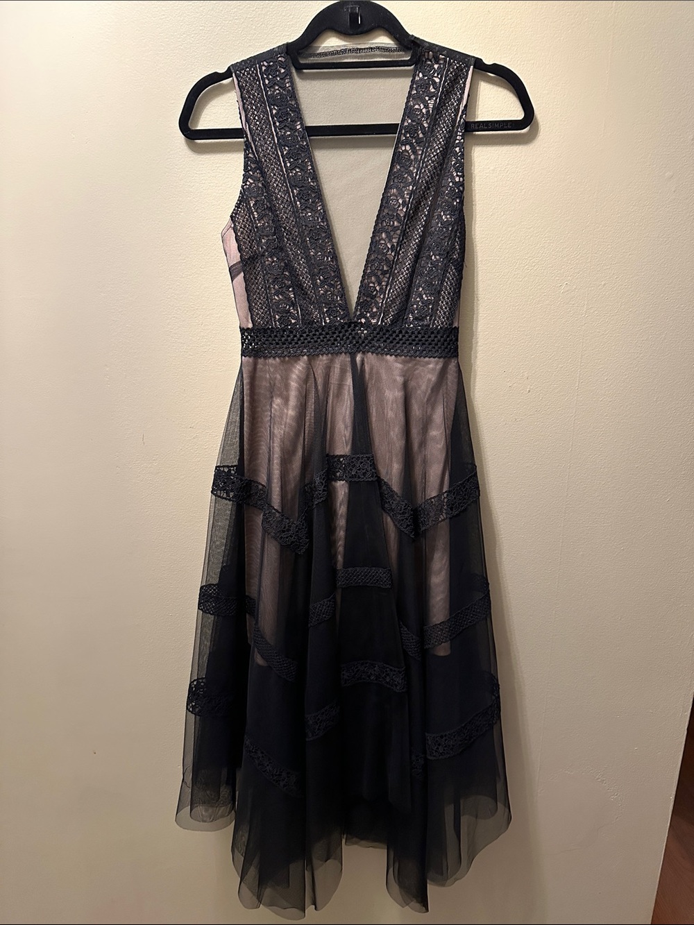 Lulu's Black and Beige Lace Dress Label
